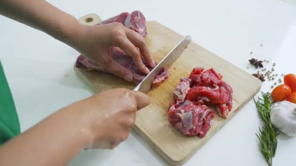 Närbild Hand Skära Rött Kött Med Kniv Oljig Skärbräda Medan — Stockvideo