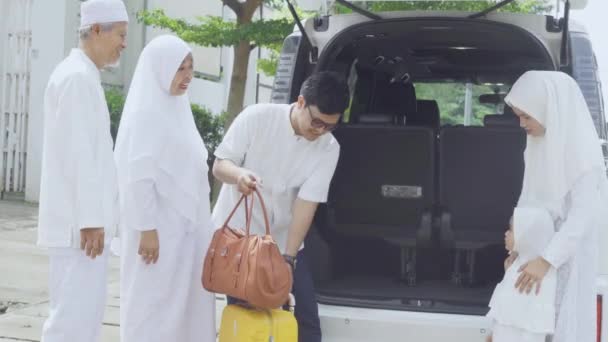 Мусульманская Семья Готовится Отъезду Рядом Машиной — стоковое видео
