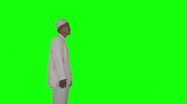 Yaşlı adam Mübarek bayramında oğlunu affediyor.