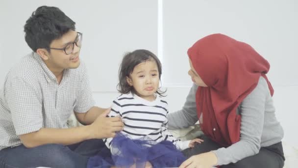 Muzułmańscy Rodzice Próbują Uspokoić Płaczącą Córkę — Wideo stockowe