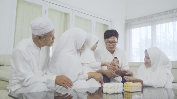 Drie Generaties Moslimfamilie Die Koekjes Eten Bank — Stockvideo