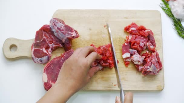 用刀在油腻的切菜板上切红肉 同时在厨房周围调料制成的布 — 图库视频影像