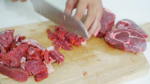 Close Van Hand Snijden Rood Vlees Met Een Mes Een — Stockvideo