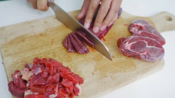 用刀在油腻的切菜板上切红肉 同时在厨房周围调料制成的布 — 图库视频影像