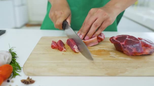 Närbild Hand Skära Rött Kött Med Kniv Oljig Skärbräda Medan — Stockvideo