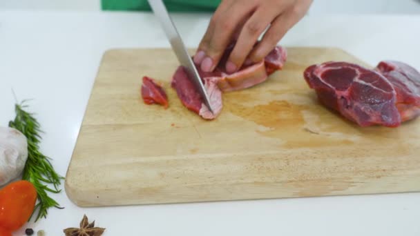 Närbild Hand Skära Rött Kött Med Kniv Oljig Skärbräda Medan — Stockvideo