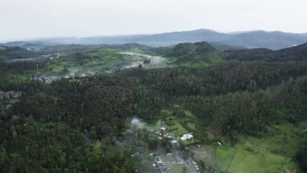 Belle vue aérienne des montagnes brumeuses 