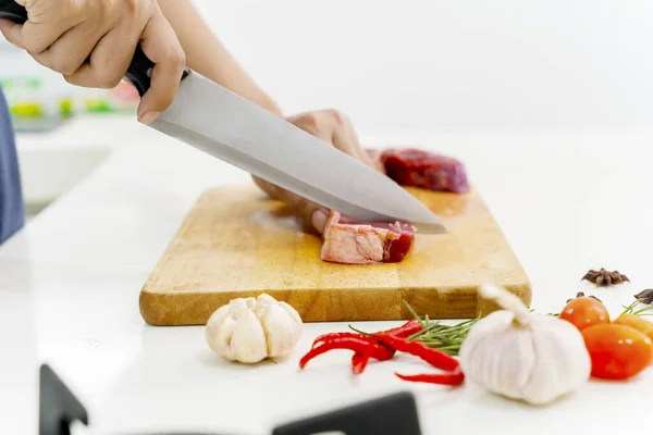 Nahaufnahme Von Hand Schneiden Von Rotem Fleisch Mit Einem Messer — Stockfoto