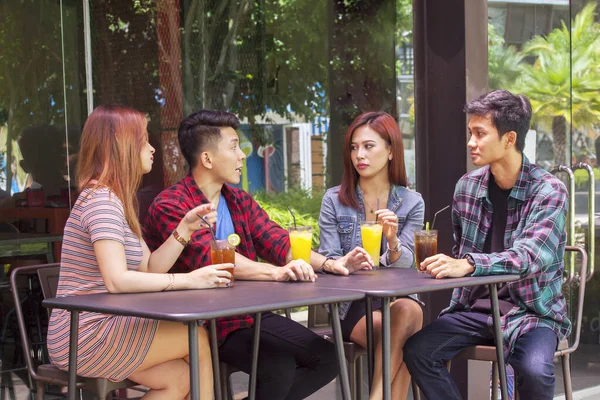 Portrait Jeunes Asiatiques Assis Bavardant Ensemble Dans Café — Photo