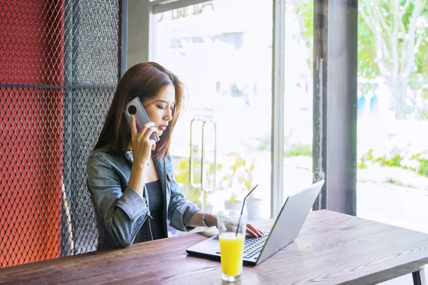 Retrato Mujer Hermosa Usando Ordenador Portátil Teléfono Móvil Mientras Está — Foto de Stock