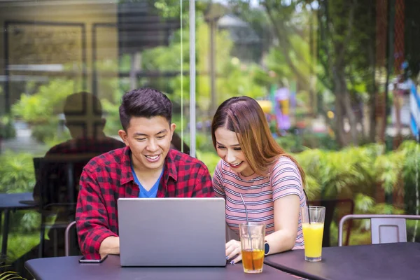 Portrét Veselého Páru Při Pohledu Notebook Zatímco Sedí Restauraci Spolu — Stock fotografie