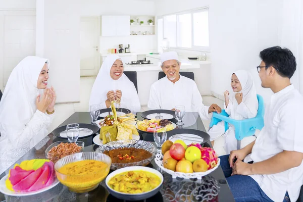 Retrato Família Muçulmana Alegre Comendo Juntos Sala Jantar Enquanto Comemorando — Fotografia de Stock