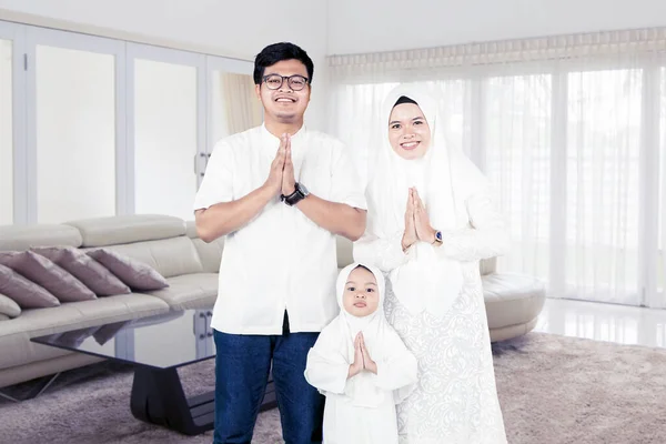 Retrato Alegre Familia Musulmana Con Gesto Saludo Mientras Está Pie — Foto de Stock