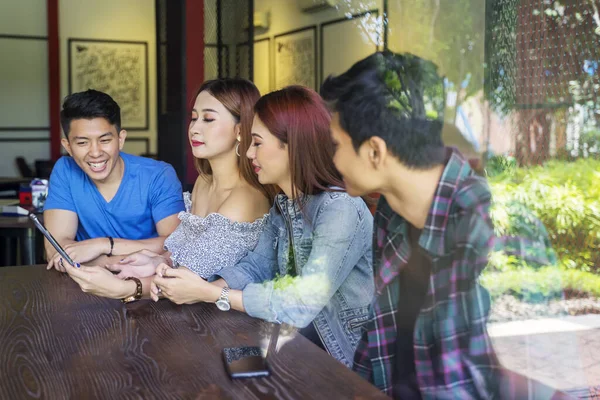 Groupe Amis Joyeux Prenant Selfie Avec Téléphone Portable Tout Étant — Photo