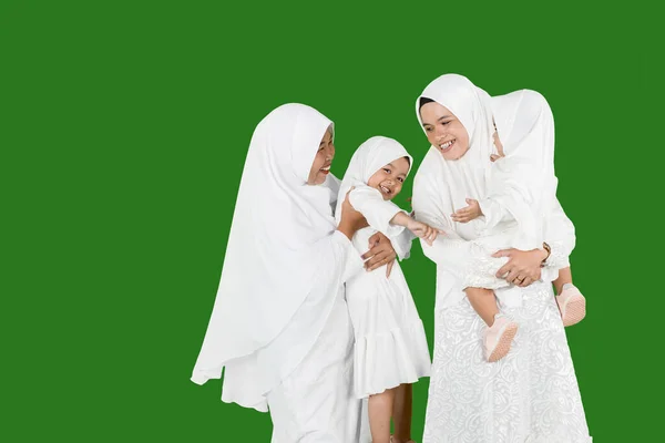 Retrato Alegre Familia Musulmana Riéndose Juntos Mientras Usan Ropa Musulmana —  Fotos de Stock