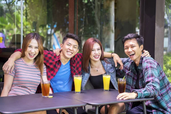 Retrato Adolescentes Alegres Sonriendo Cámara Mientras Están Sentados Juntos Restaurante —  Fotos de Stock