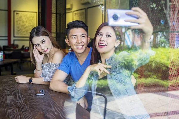 Jovens Alegres Tomando Selfie Junto Com Celular Enquanto Estão Sentados — Fotografia de Stock