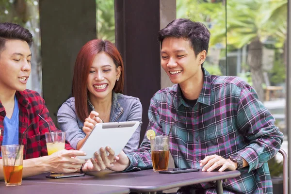 Jeunes Gens Joyeux Utilisant Une Tablette Numérique Ensemble Tout Étant — Photo