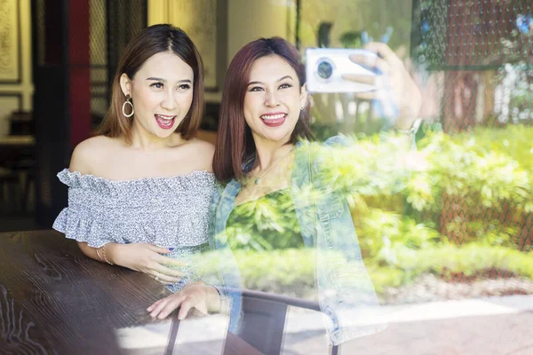 Joyeux Jeunes Femmes Prenant Selfie Avec Téléphone Portable Dans Restaurant — Photo