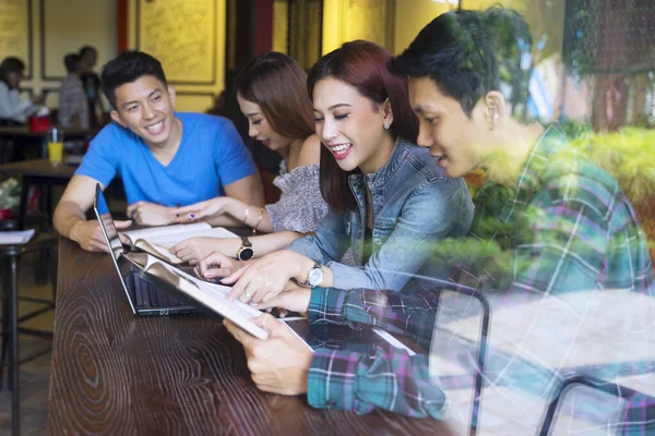 Gruppe Von College Studenten Sitzt Café Während Sie Gemeinsam Lernen — Stockfoto
