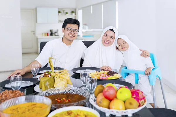 Portrait Little Daughter Muslim Parents Smiling Camera While Sitting Dining — Stock Photo, Image