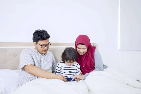 Portré Kislányról Muszlim Szülőkről Akik Mobilon Nézik Videót Miközben Hálószobában — Stock Fotó