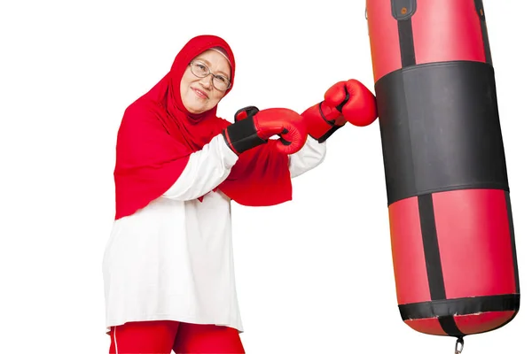 Ältere Muslimische Frau Beim Workout Indem Sie Einen Boxsack Schlägt — Stockfoto