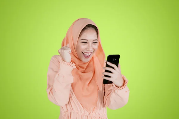 Ενθουσιασμένη Νεαρή Μουσουλμάνα Που Διαβάζει Καλά Νέα Στο Κινητό Στο — Φωτογραφία Αρχείου