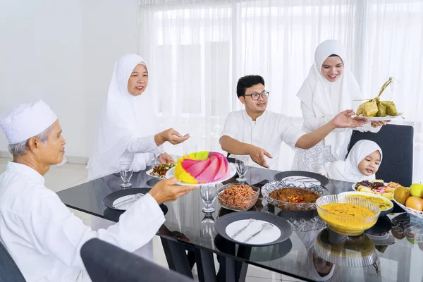 Retrato Família Muçulmana Servindo Comida Bebida Sala Jantar Enquanto Comemoram — Fotografia de Stock