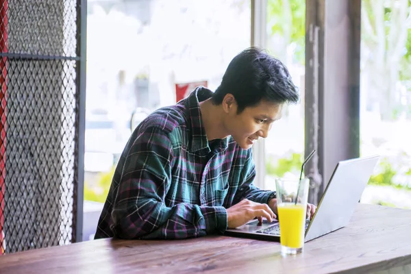 Retrato Del Hombre Guapo Escribiendo Portátil Mientras Está Sentado Cafetería —  Fotos de Stock