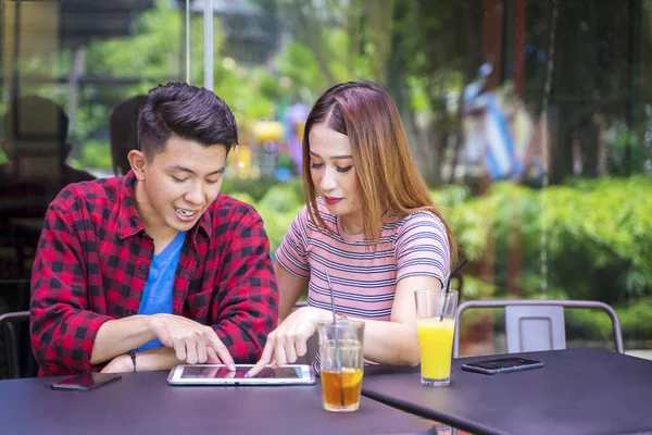 Portrét Šťastného Páru Dotýkajícího Digitálního Tabletu Při Společném Posezení Restauraci — Stock fotografie