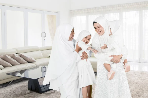 站在客厅时 幸福的穆斯林家庭一起欢笑的画像 — 图库照片