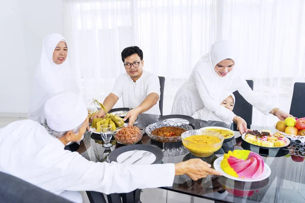 陽気なイスラム教徒の家族の肖像画一緒にダイニングルームで食事をしながら Edムバラクを祝う — ストック写真