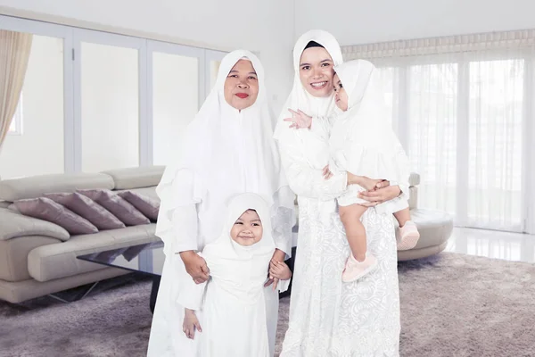 Retrato Família Muçulmana Feliz Sorrindo Para Câmera Juntos Enquanto Estão — Fotografia de Stock