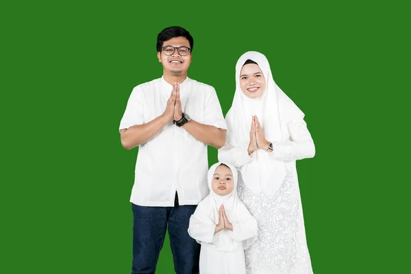 Retrato Família Muçulmana Feliz Sorrindo Para Câmera Junto Com Gesto — Fotografia de Stock