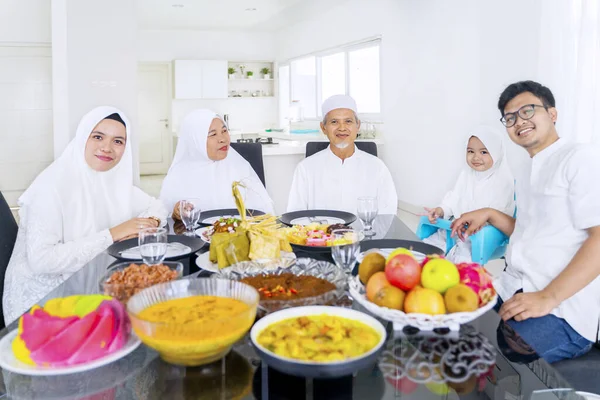 Porträt Einer Muslimischen Familie Die Speisesaal Gemeinsam Die Kamera Lächelt — Stockfoto