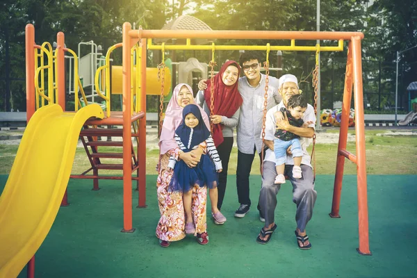 Feliz Família Três Gerações Brincando Juntos Balanço Parque — Fotografia de Stock