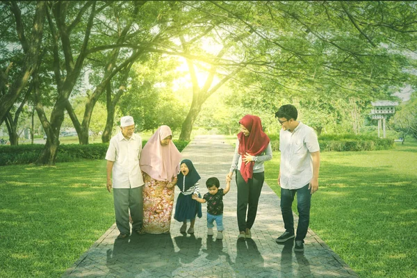 Happy Tiga Generasi Keluarga Muslim Berjalan Bersama Taman — Stok Foto