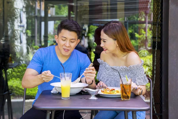 一对快乐的年轻夫妇在餐馆或咖啡馆共进午餐的画像 — 图库照片