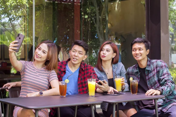 Jóvenes Amigos Felices Tomando Selfie Junto Con Teléfono Móvil Cafetería —  Fotos de Stock