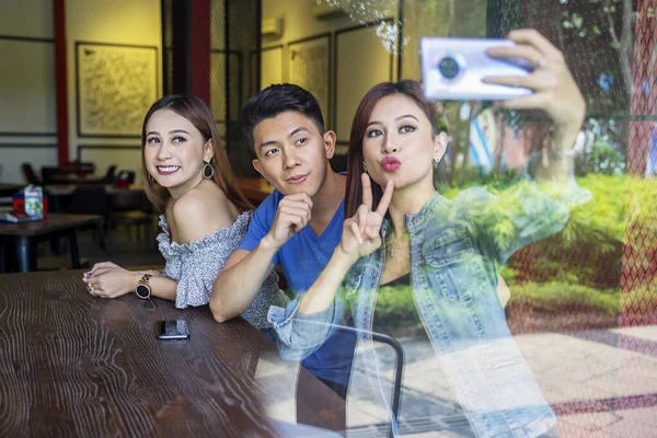 Jovens Felizes Tomando Selfie Junto Com Telefone Celular Enquanto Estão — Fotografia de Stock