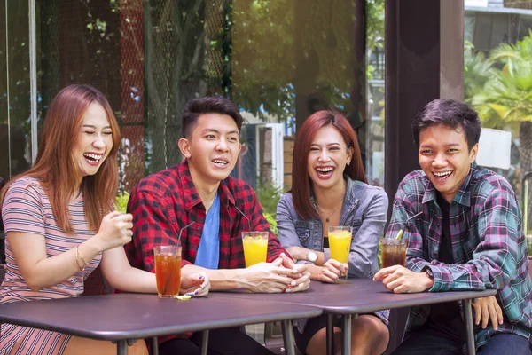 Retrato Jóvenes Alegres Riendo Juntos Mientras Están Sentados Cafetería —  Fotos de Stock