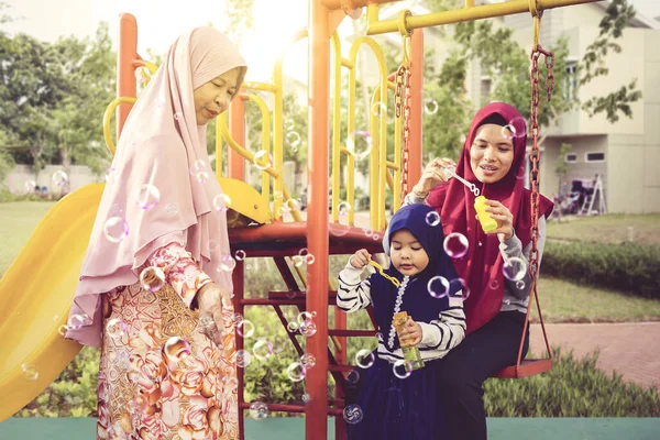 Retrato Pequeña Hija Jugando Jabón Burbujas Con Madre Abuela Parque —  Fotos de Stock