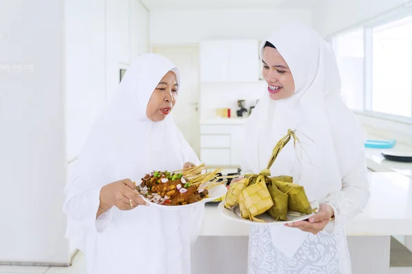 Portret Van Moeder Jonge Vrouw Met Traditioneel Eten Terwijl Keuken — Stockfoto
