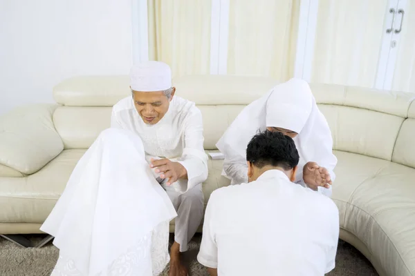 Retrato Família Muçulmana Celebrando Eid Mubarak Juntos Enquanto Perdoando Uns — Fotografia de Stock