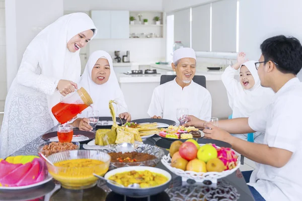 Retrato Família Muçulmana Alegre Comendo Juntos Sala Jantar Enquanto Comemorando — Fotografia de Stock