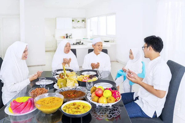 Retrato Familia Musulmana Rezando Juntos Antes Comer Mientras Están Sentados —  Fotos de Stock