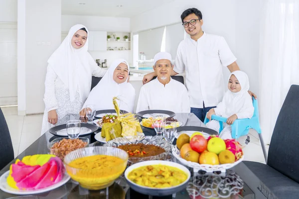 Retrato Família Muçulmana Feliz Sorrindo Para Câmera Juntos Enquanto Comemorando — Fotografia de Stock