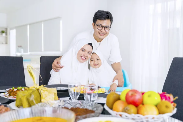喜庆的穆斯林家庭的画像 一边在照相机前微笑 一边庆祝彼此的恩爱 — 图库照片