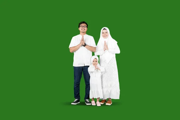 Full Length Muslim Family Standing Together Greeting Pose Green Background — Stok Foto